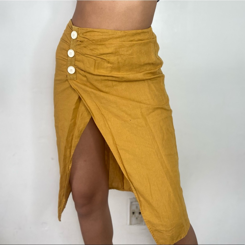 Mustard yellow Zara midi skirt with sexy slit 💛